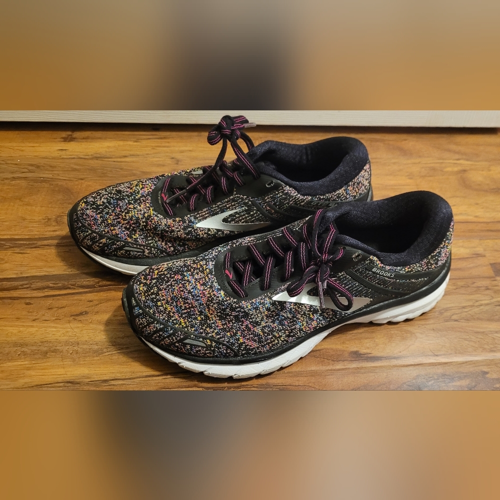 Womans sz 7 Brooks Ahtletis shoes